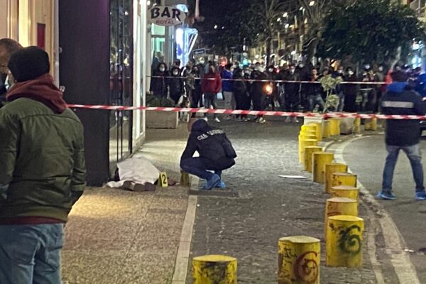 Napoli, agguato a Fuorigrotta: uomo ucciso in strada