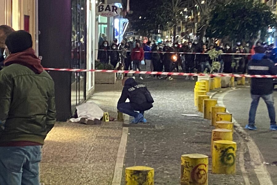 Napoli, agguato a Fuorigrotta: uomo ucciso in strada