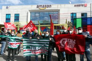 SCIOPERO AMAZON LOGISTICS, STABILIMENTO DI ARZANO PRESIDIO DEI SINDACATI A SOSTEGNO LAVORATORI ALL’ESTERNO DEL MAGAZZINO DEPOSITO PROTESTA DEGLI ADDETTI ALLA LOGISTICA E DEI FATTORINI BANDIERE FILT BANDIERA  CGIL FIT CISL