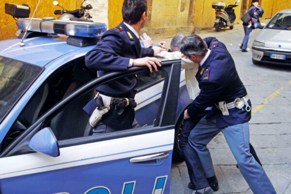 Scappa di casa e fa arrestare il padre violento: lo legava con un guinzaglio all’auto