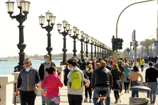 LUNGOMARE NAZARIO SAURO  GENTE  ASSEMBRAMENTI