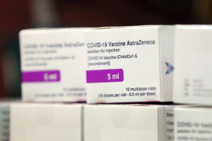 Effetti collaterali per AstraZeneca, la Danimarca sospende l’uso del vaccino: “Coagulazione nei pazienti”