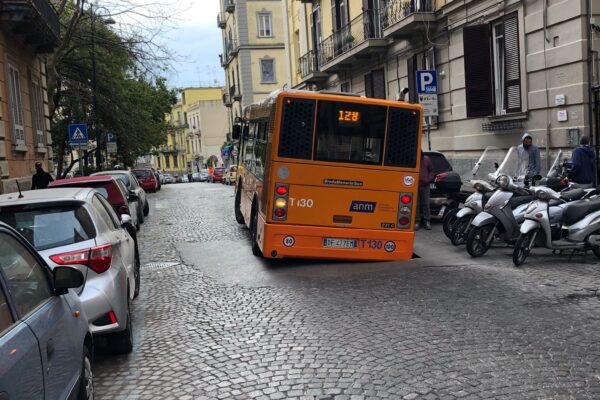 A Napoli non sprofondano solo le strade, ma anche la credibilità dei politici A Napoli non sprofondano solo le strade, ma anche la credibilità dei politici