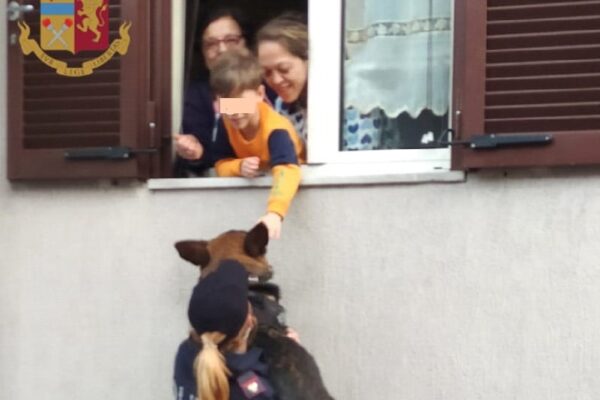 Emanuele in dad chiede di accarezzare il cane poliziotto: l’agente lo solleva alla sua finestra