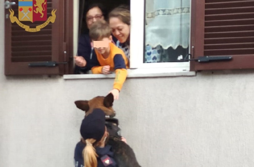 Emanuele in dad chiede di accarezzare il cane poliziotto: l’agente lo solleva alla sua finestra