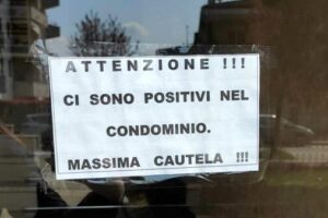 “Attenzione, positivi nel condomino”: è caccia all’appestato dopo 12 mesi di covid