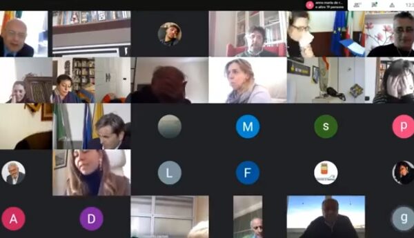 “Bismuto… e parte lo sciacquone”, il consiglio comunale di Napoli fa ridere tutti
