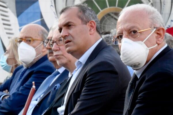 De Magistris e De Luca finalmente d’accordo grazie al populismo sui vaccini