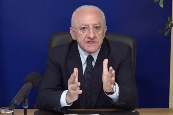 L’allarme di De Luca: “Immunizziamo le isole prima che Grecia e Spagna ci rubino i turisti”