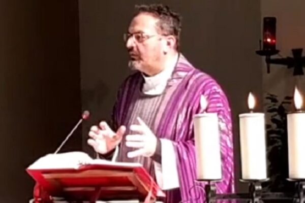 Don Paolo e le fake news nell’omelia: “Donne assoldate per farsi ingravidare e vaccini realizzati con feti vivi abortiti”