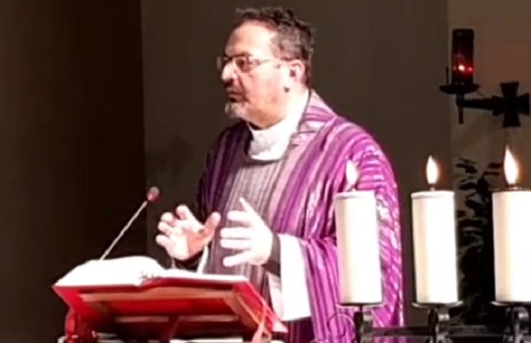 Don Paolo e le fake news nell’omelia: “Donne assoldate per farsi ingravidare e vaccini realizzati con feti vivi abortiti”