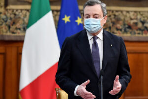 Col piano vaccini Draghi archivia definitivamente Arcuri: ecco chi ne avrà diritto con priorità