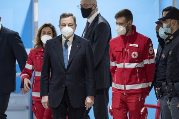 Draghi rilancia su vaccinazioni e restrizioni: “Ce la faremo, sosterremo le famiglie con un nuovo scostamento di bilancio”