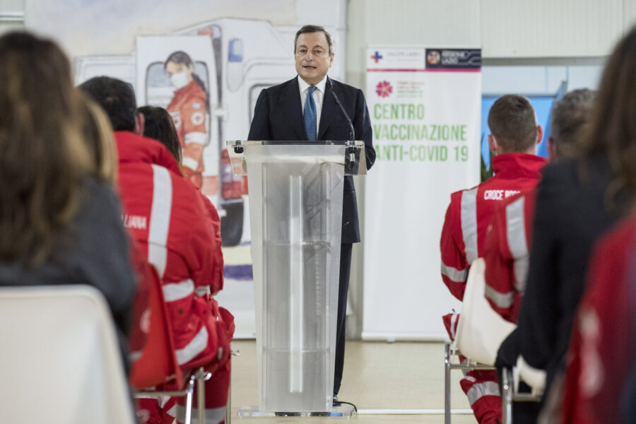 AstraZeneca, lo stop della Merkel irrita Draghi: così i no-vax si sono ripresi la scena politica