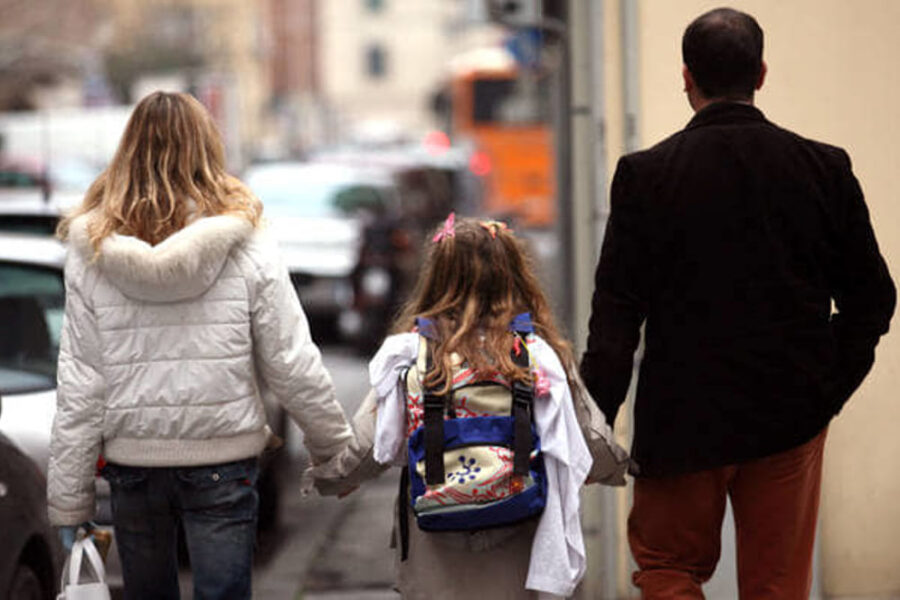 Approvato l’assegno unico per i figli da 250 euro al mese: come funziona e a chi spetta