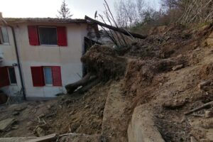 La frana ha danneggiato la ‘TANA’ dell’arte, l’appello: “Aiutateci a portare avanti il nostro progetto culturale e ambientale”