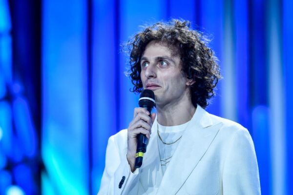Chi è Ghemon, il rapper di “Momento perfetto” che torna a Sanremo dopo il successo di “Rose viola”