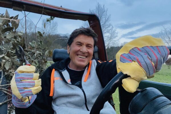 Incidente per Gianni Morandi, ricoverato d’urgenza per ustioni