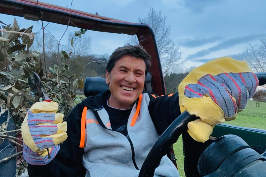Come sta Gianni Morandi, il cantante ricoverato per ustioni alle mani e alle braccia