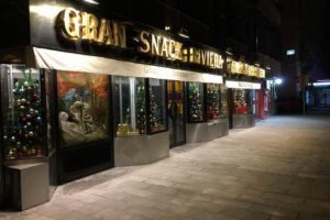 Chiude il Gran Bar Riviera di Napoli, in fallimento lo storico locale di Chiaia: 12 dipendenti senza lavoro Chiude il Gran Bar Riviera di Napoli, in fallimento lo storico locale di Chiaia: 12 dipendenti senza lavoro