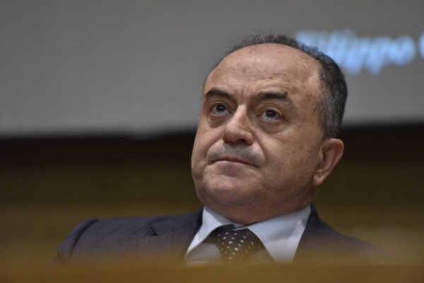 “Vaccini sono acqua di fogna”, Gratteri firma la prefazione del libro dei negazionisti “Vaccini sono acqua di fogna”, Gratteri firma la prefazione del libro dei negazionisti