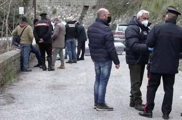 La figlia va via di casa, il padre travolge e schiaccia lo zio che la stava accompagnando