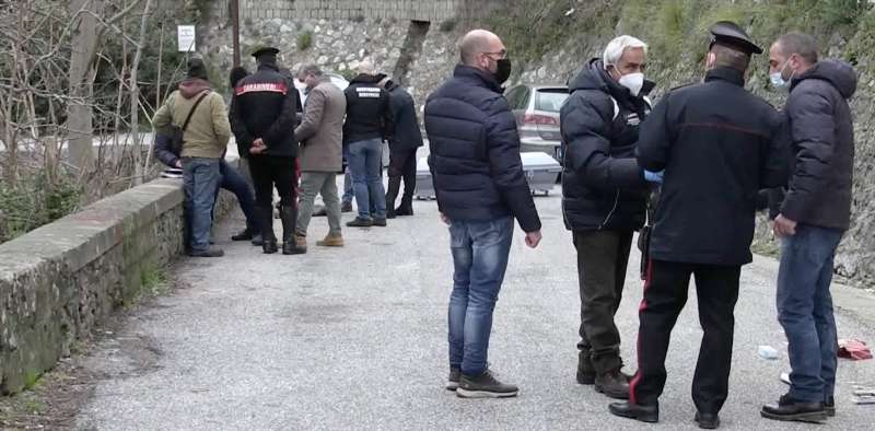 La figlia va via di casa, il padre travolge e schiaccia lo zio che la stava accompagnando