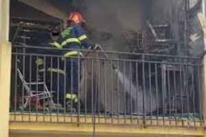 Incendio in casa a Battipaglia, badante muore per mettere in salvo due anziani coniugi