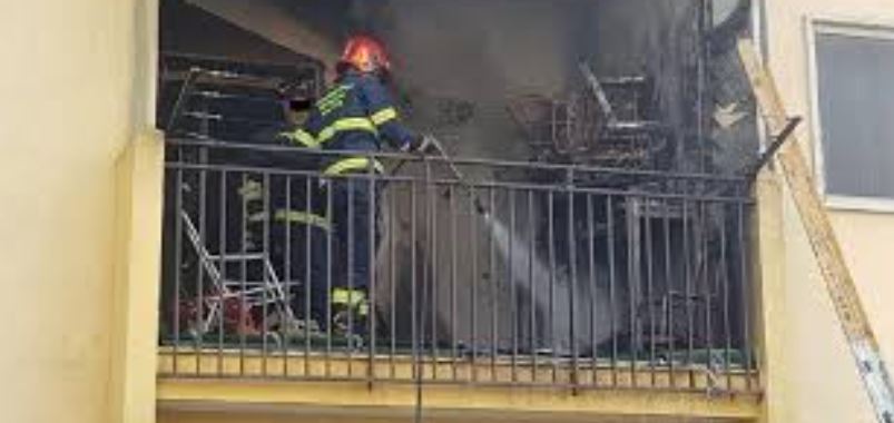 Incendio in casa a Battipaglia, badante muore per mettere in salvo due anziani coniugi