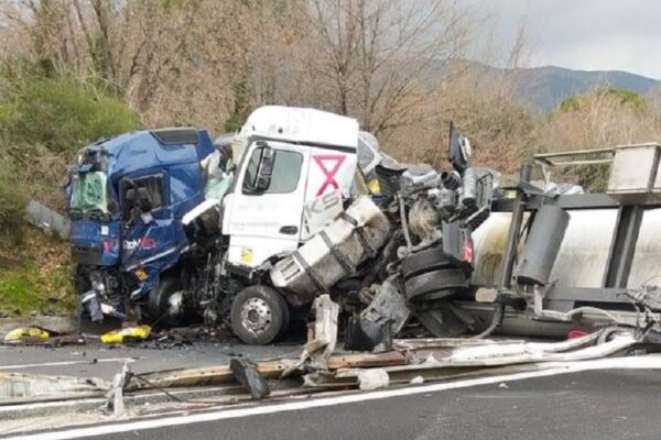 Schianto frontale tra tir sull’A10, uno si ribalta per l’impatto: gravissimi i conducenti