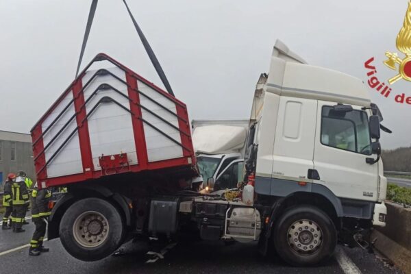 Scontro tra auto, tir e furgone sull’A1: muore un 46enne, code fino a 9 chilometri