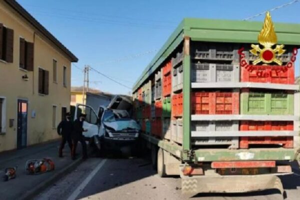 Schianto contro un trattore, muore sul colpo alla guida di un furgone: fatale l’impatto frontale