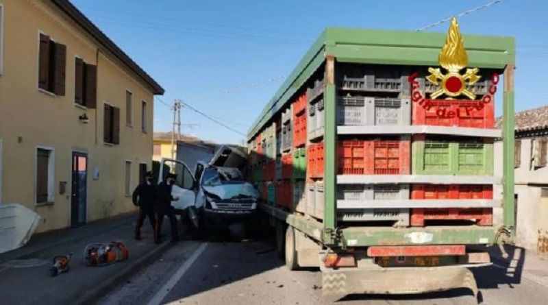 Schianto contro un trattore, muore sul colpo alla guida di un furgone: fatale l’impatto frontale