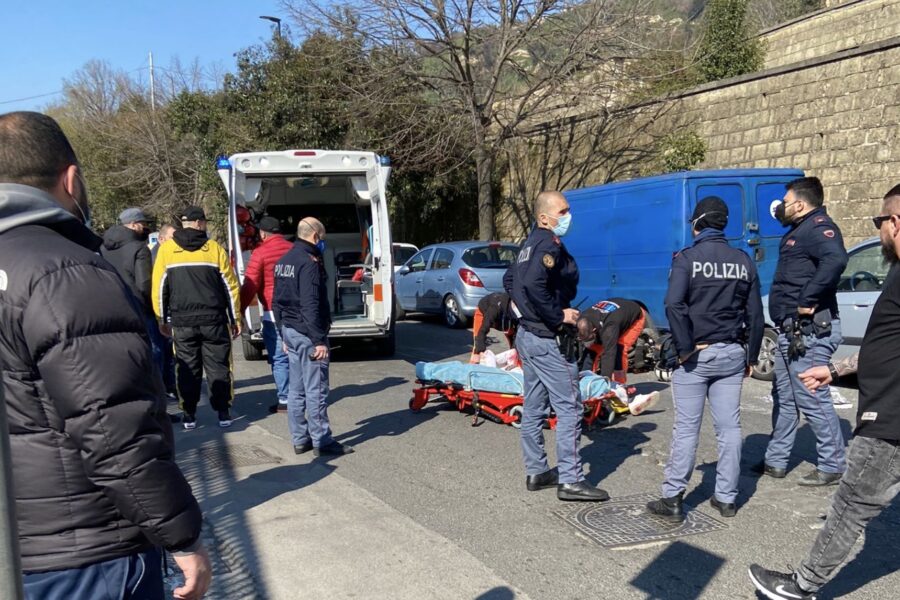 Napoli, schianto in scooter a Napoli: un ferito grave, immagini raccapriccianti