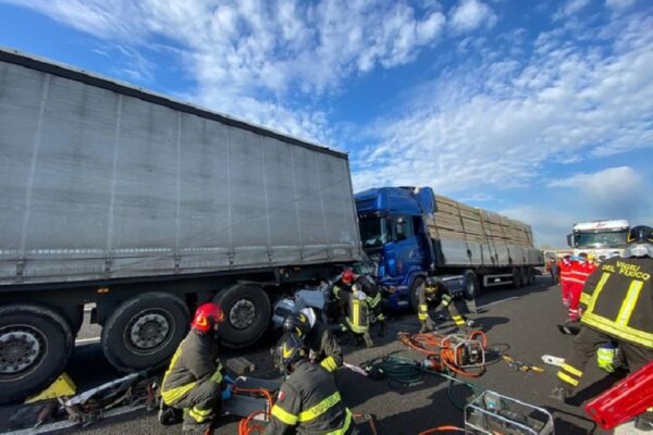 Camionista si addormenta al volante e tampona un’auto, ragazza muore schiacciata tra due tir in autostrada