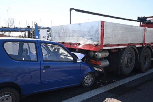 Tampona un tir in Tangenziale a Bologna, muore schiacciato nello scontro