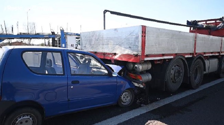 Tampona un tir in Tangenziale a Bologna, muore schiacciato nello scontro
