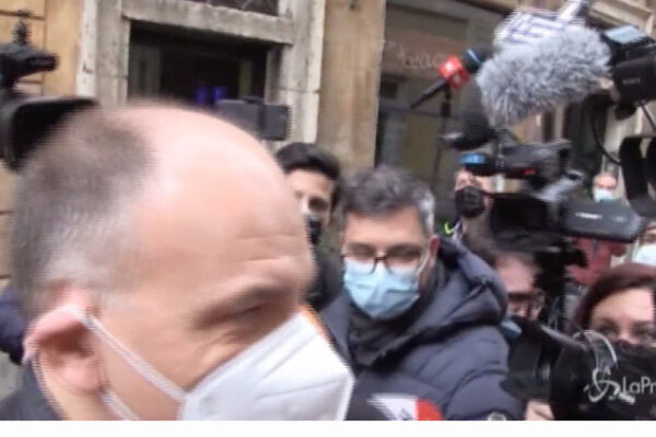 Assemblea Pd, l’arrivo di Letta al Nazareno: “Ho dormito come un principe”