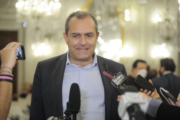 La fuga di de Magistris, sindaco a distanza del governo in esilio