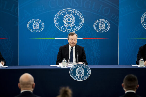I partiti litigano ma Draghi va per la sua strada: “Vaccini prima emergenza economica”