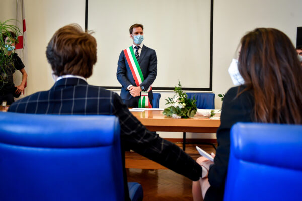 Festa di matrimonio ‘illegale’ in casa interrotta dai carabinieri, maxi multa per il banchetto da 19 persone