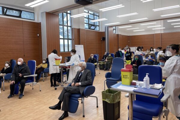 Il Presidente Sergio Mattarella si è vaccinato contro il covid: farmaco Moderna per il Capo dello Stato