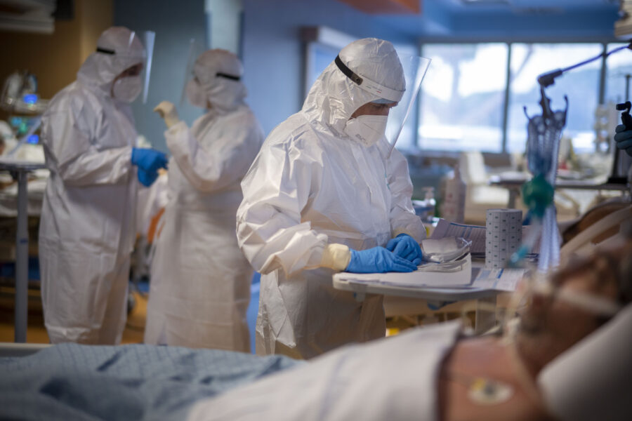 La parabola dei medici: per gli italiani eroi, per i Pm capri espiatori