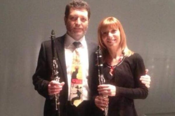 Prof morto dopo il vaccino AstraZeneca, la moglie: “Pronta alla seconda dose”