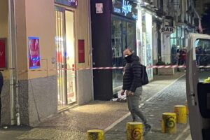 Napoli, agguato a Fuorigrotta: uomo ucciso in strada