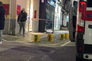 Napoli, agguato a Fuorigrotta: uomo ucciso in strada