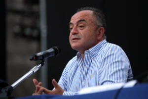 La follia di Gratteri: approva negazionisti e antisemiti, può ancora fare il Pm?