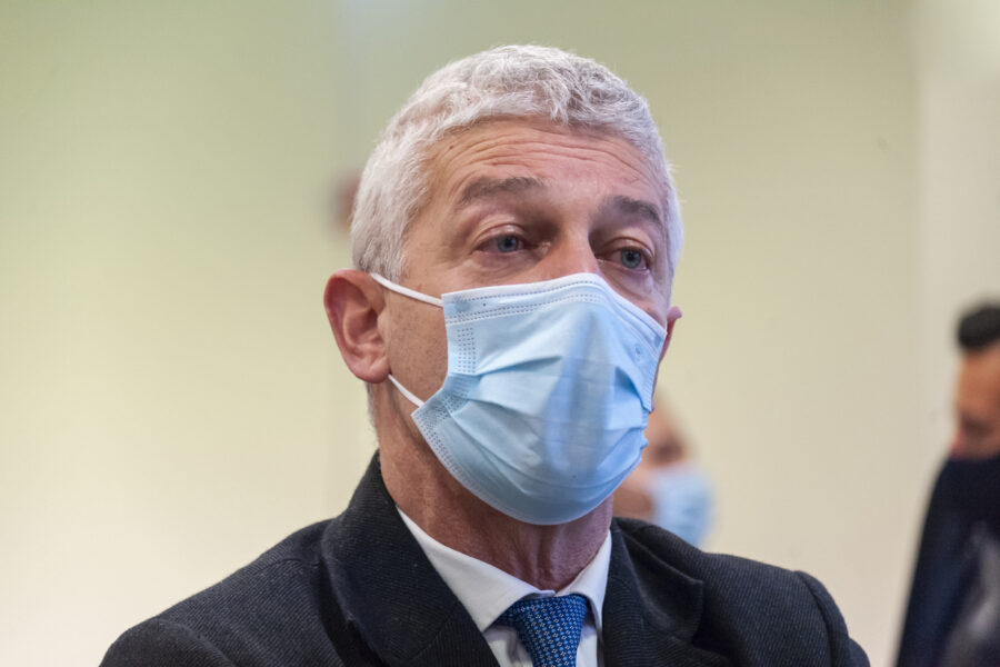 Show di Morra contro i medici, con la scorta all’Asl li insulta per i parenti non convocati: “Siete degli incapaci”