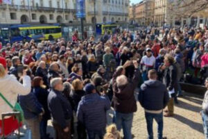 Follia No Vax e No Mask, in piazza a manifestare con 401 morti nel bollettino