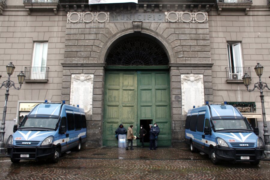 Comune di Napoli, il personale è anziano e poco istruito
